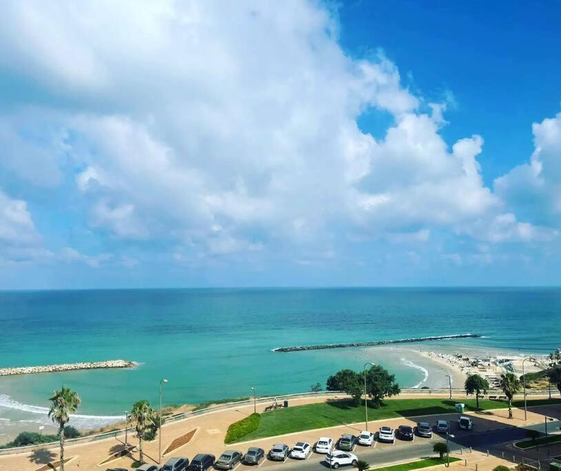 Beautiful 2-Bedroom Sea-View Apartment Netanya Exterior foto