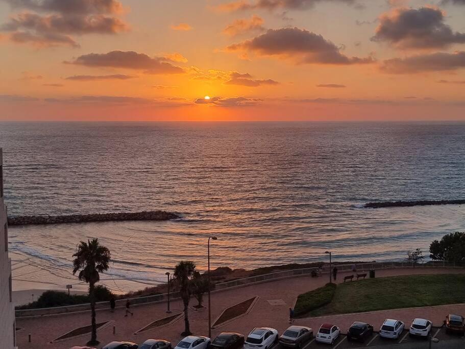 Beautiful 2-Bedroom Sea-View Apartment Netanya Exterior foto